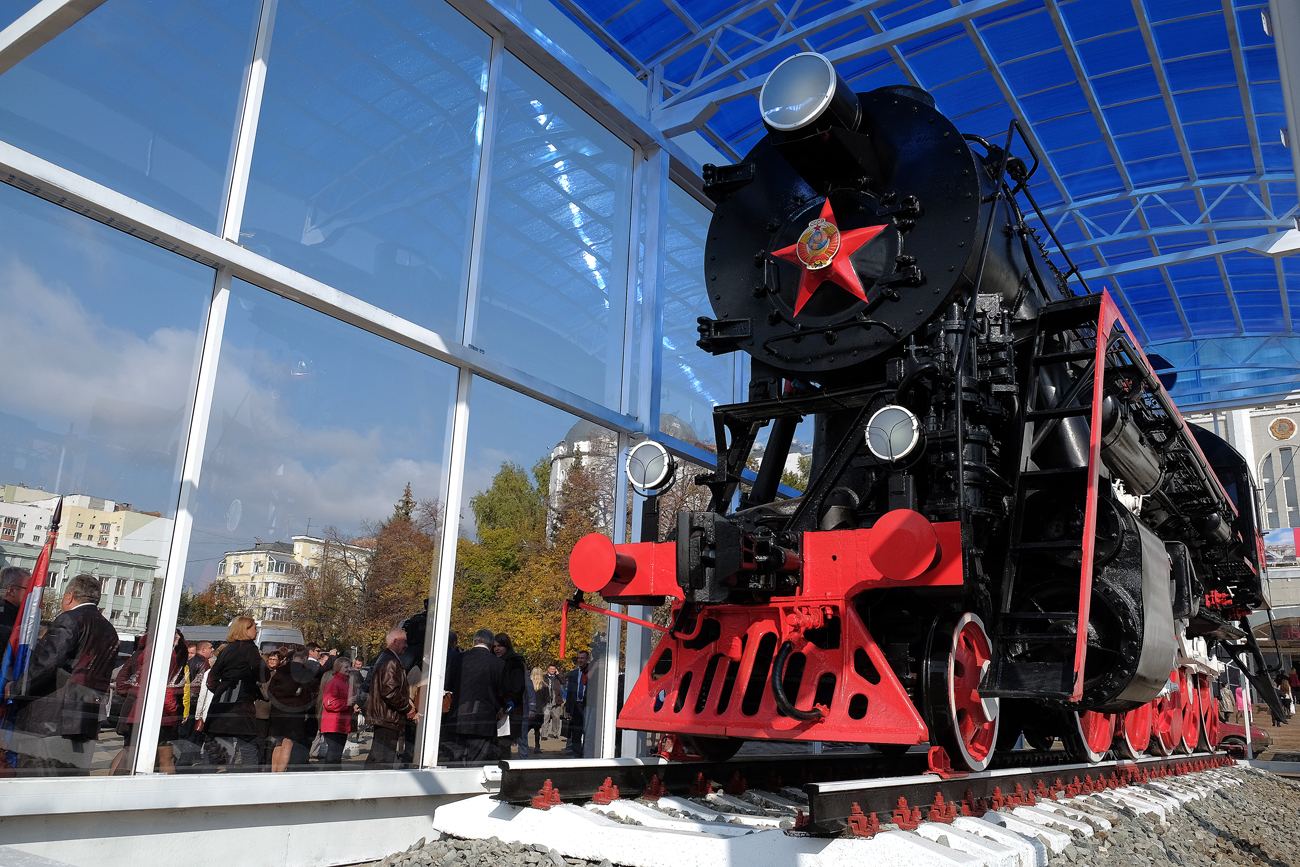 На церемонијата на откривање на споменикот на локомотивата „Лебедјанки“ пред железничката станица на плоштадот „Комсомолскаја“ во Самара.