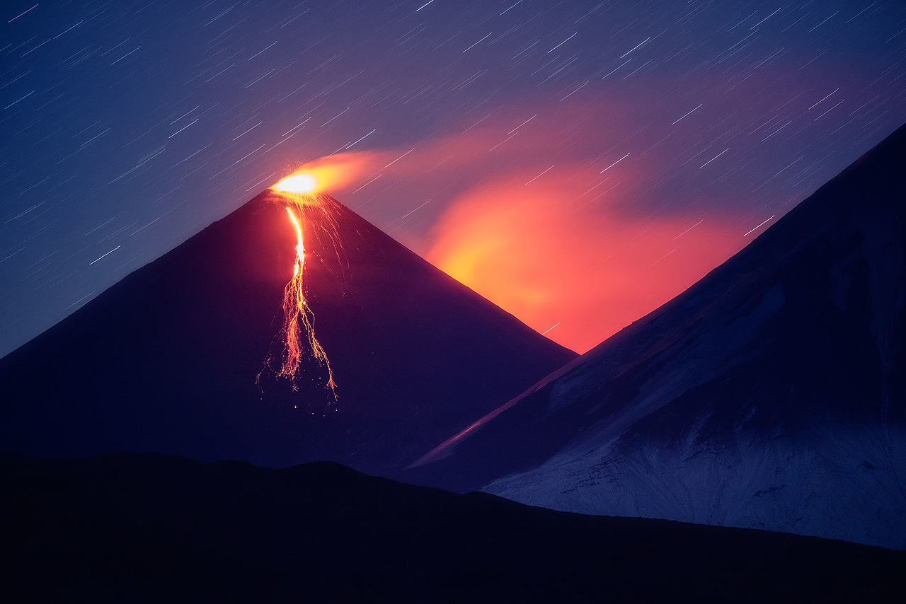 　もう1つの魅了する力とは火山だ。カムチャツカではいつも何かが噴出している。だが2012年から2013年にかけて発生したプロスキー・トルバチク火山の噴火に比べたら、ここ3年のどの噴火も大したことはない。プロスキー・トルバチク火山の南斜面で、噴火の火花が夜の景色を照らす。