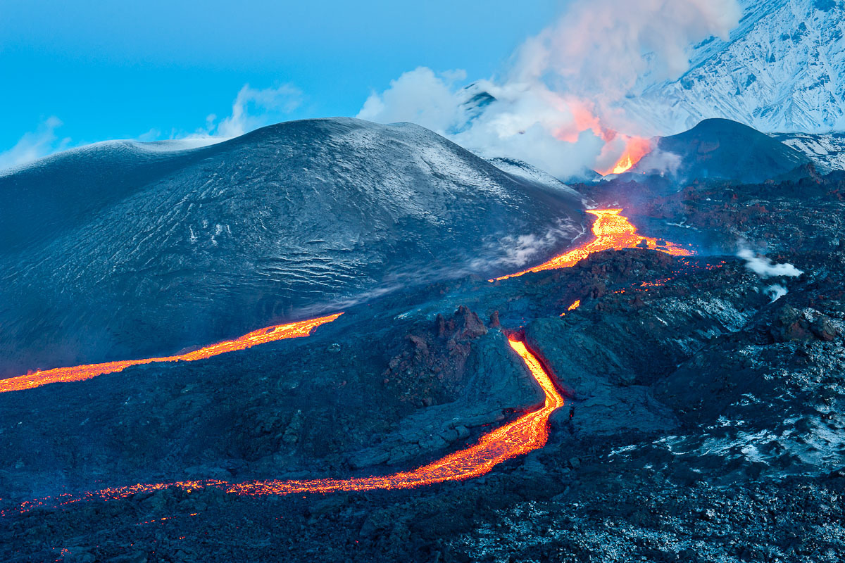 Aliran lava menghancurkan dua fasilitas ahli gunung berapi. Untungnya, tak ada korban. Fase aktif erupsi terjadi pada musim dingin, sehingga tak ada kebakaran hutan skala besar.