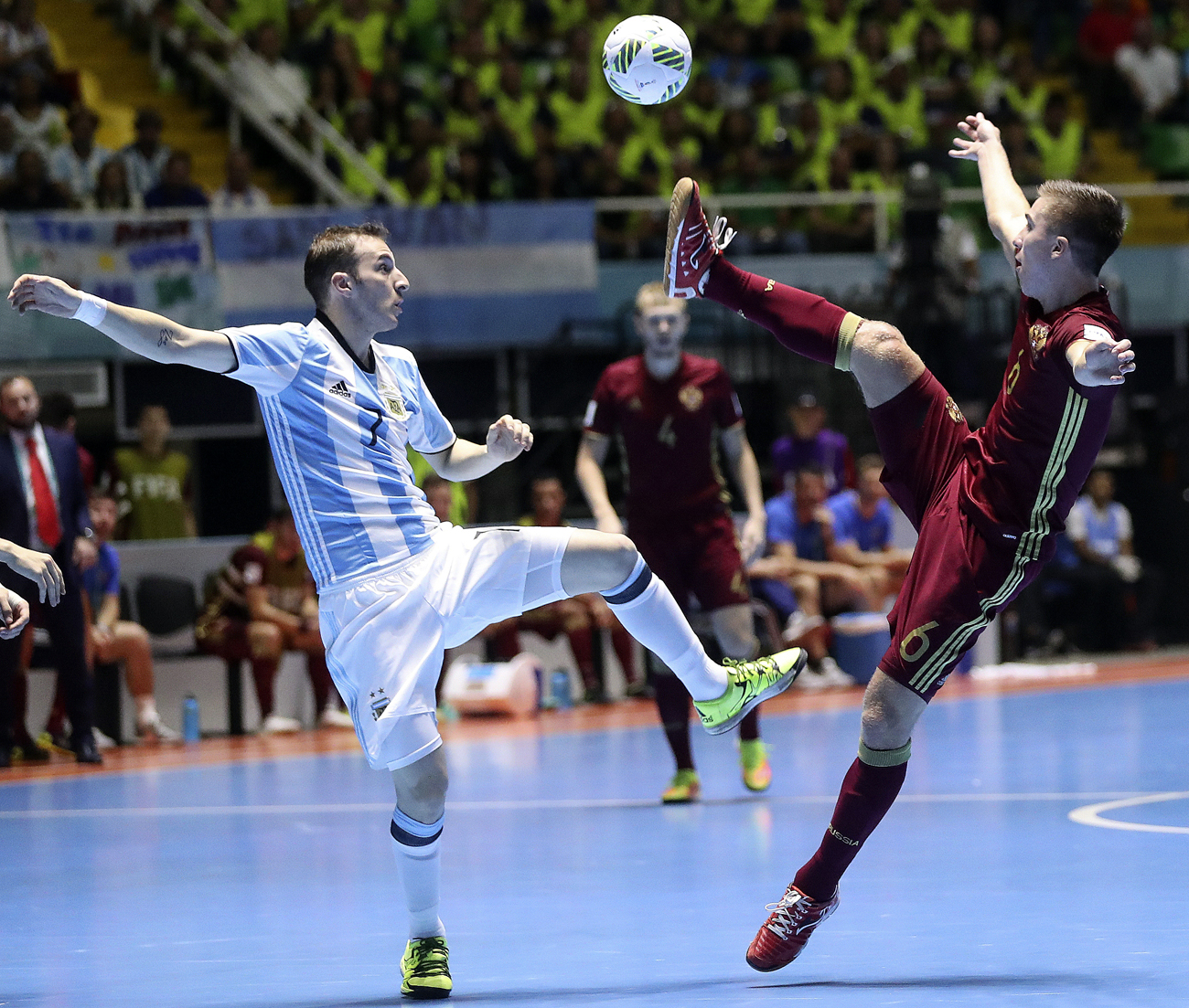 O argentino Leandro Kussolino e o russo Ivan Chishkala disputam a bola durante a final, que resultou em vitória para a Argentina.
