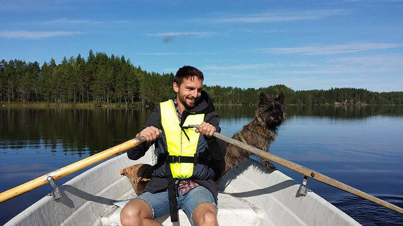 Canadian linguist Lloyd Morin believes that unlike residents of large cities who have lost touch with nature, for people in Karelia, nature is still an important part of their lives. Photo: Lloyd Morin on the lake.