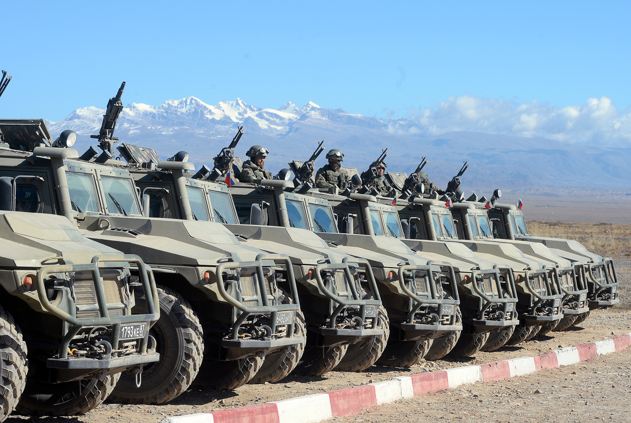 Vehículos armados Tigr durante los ejercicios tácticos conjuntos "Frontera-2016" llevado a cabo por las fuerzas de reacción rápida de los países miembro del Tratado de Seguridad Colectiva en Balikchi, Kirguistán.