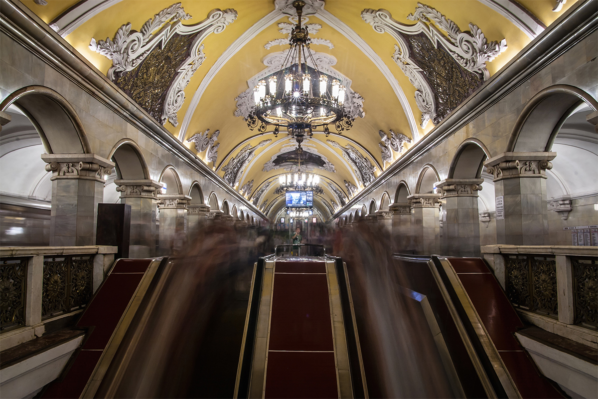 La metro di Mosca è senza dubbio una delle tappe obbligatorie per chi visita la capitale russa. Ogni giorno gruppi di turisti scendono nella sotterranea per ammirare gli affreschi, i mosaici, le statue e le colonne che abbelliscono le stazioni, molte delle quali sembrano veri e propri musei. La metro di Mosca tuttavia non è la sola che vale la pena visitare. Nella foto, la stazione Komsomolskaya della metro di Mosca