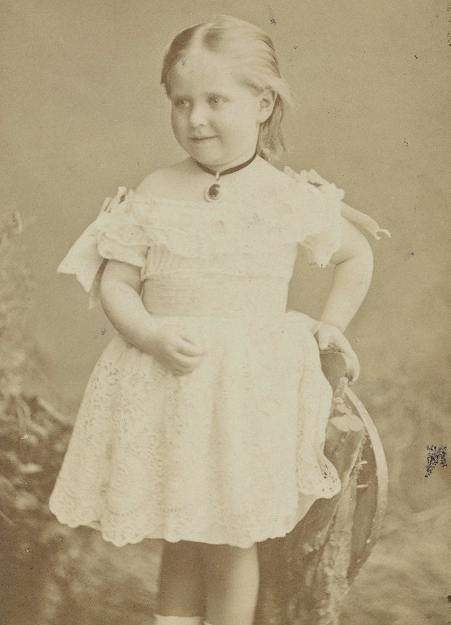 Александра Фьодоровна, бъдещата съпруга на император Николай II, на 3-годишна възраст.
