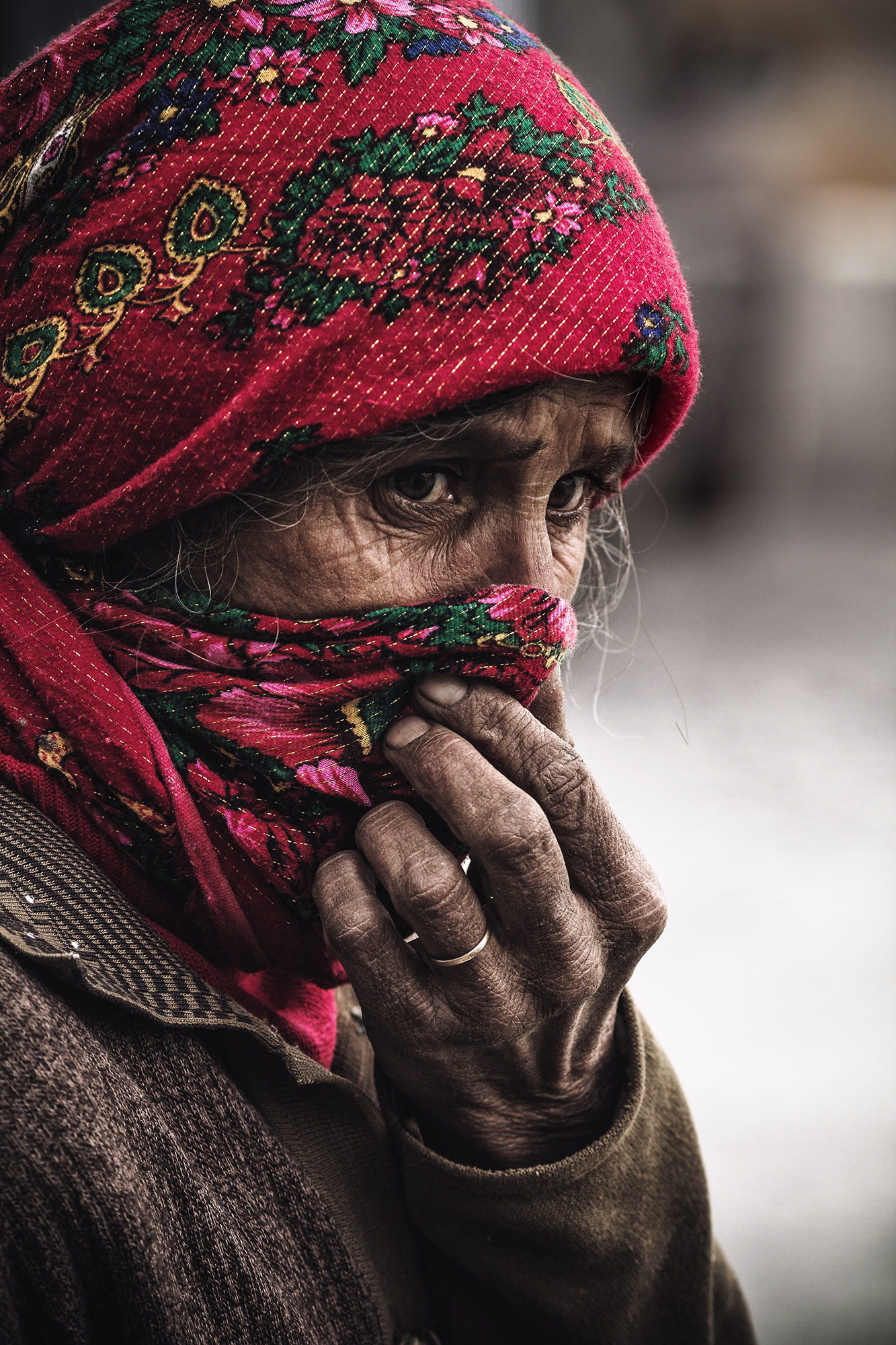 Il Tagikistan è uno dei Paesi più poveri dell’Asia centrale. Ogni anno la disoccupazione spinge molte persone a trasferirsi in Russia alla ricerca di lavoro, per guadagnare soldi che poi inviano alle proprie famiglie. Si calcola che oggi almeno un milione e mezzo di tagiki vivono e lavorano in Russia. Si tratta perlopiù di uomini, che lasciano la propria casa per svolgere in Russia lavori umili e spesso pericolosi. E così la loro patria si è trasformata in un Paese di sole donne, che si prendono cura di tutto: della casa, dei figli, dei genitori anziani. Questo progetto fotografico cerca di raccontare la vita delle donne che in patria attendono il ritorno dei propri mariti // Adila vive in una famiglia numerosa, ha un marito e tre figli, che non vede da oltre due anni: ormai gli uomini della sua famiglia lavorano a Omsk, in Russia, e non riescono a tornare a casa perché il loro datore di lavoro si è impossessato dei loro passaporti, non permettendogli così di poter tornare in patria