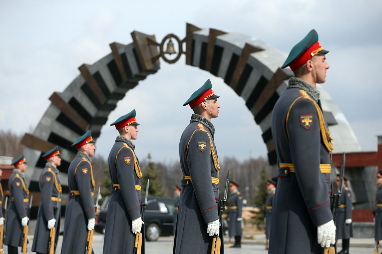 2001年、プーチン大統領令により、モスクワ州ムィチシチンスキー地区にソ連およびロシアの大統領、ソ連最高会議幹部会および国会の議長、ソ連邦閣僚会議の議長、ロシアの首相の連邦軍事記念墓地が設置された。＝