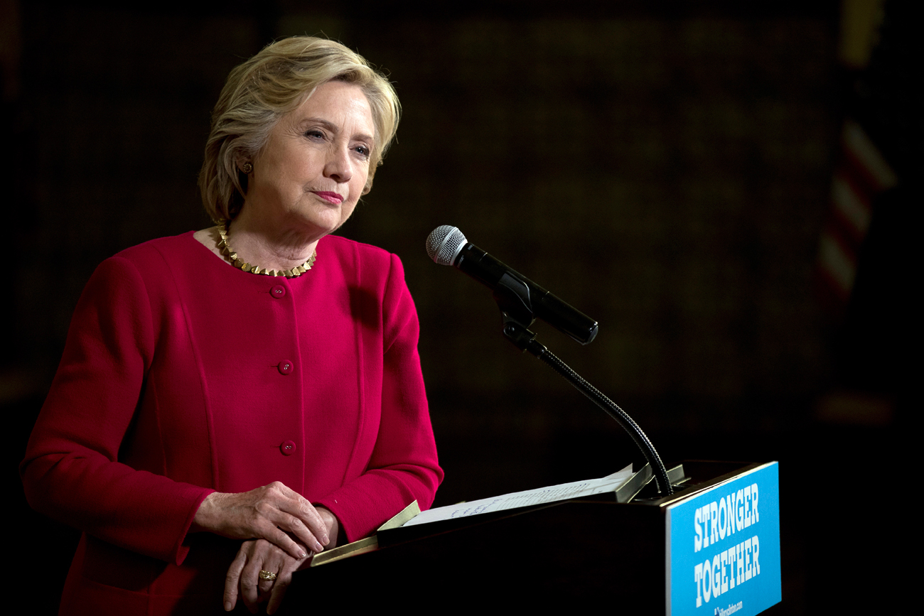 Calon presiden AS dari Partai Demokrat Hillary Clinton mendengarkan pertanyaan dari awak media di Harrisburg, Selasa, 4 Oktober 2016.