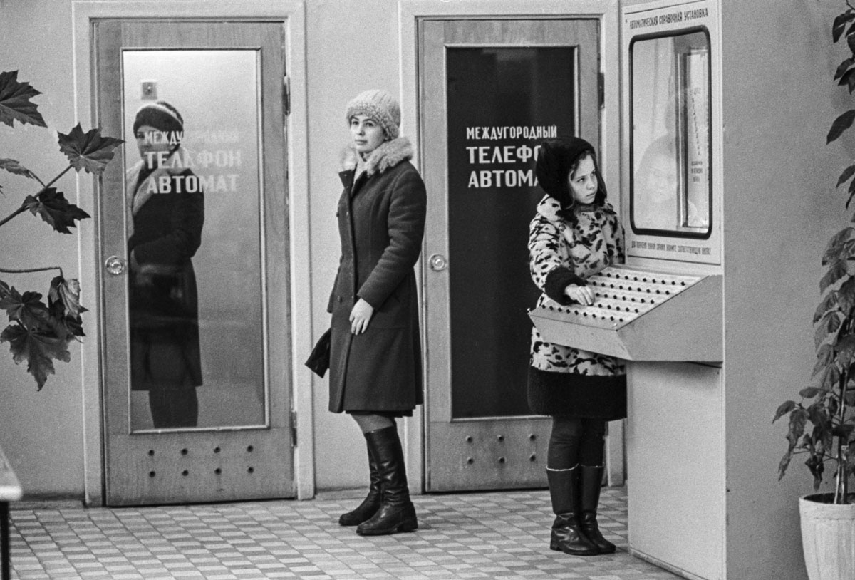 1977. Un bureau d’information de la poste dans le hall d’entrée d’un immeuble résidentiel à Moscou. 