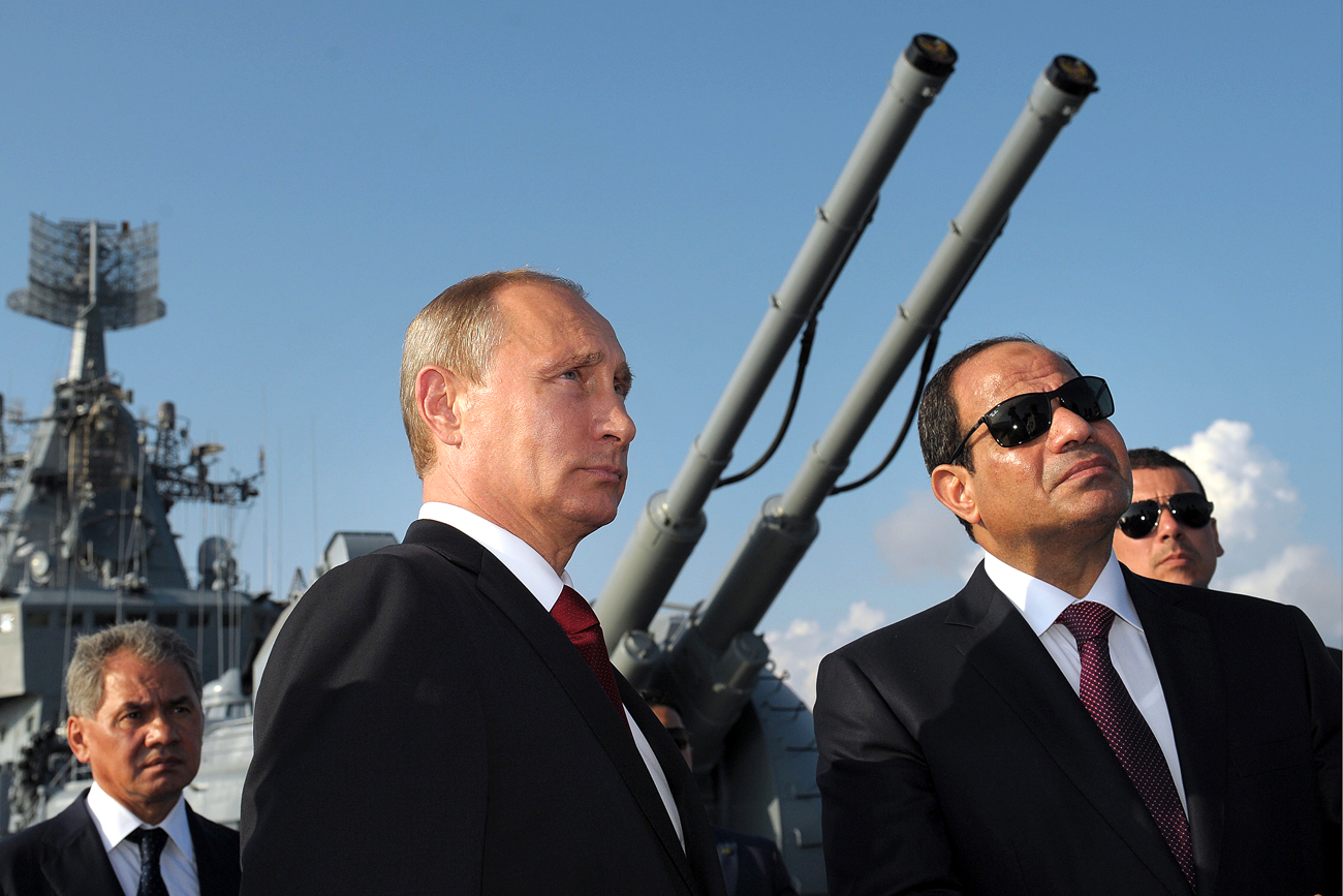Presiden Rusia Vladimir Putin dan Presiden MEsir Abdel Fattah el-Sisi dalam sebuah kunjungan di Sochi.