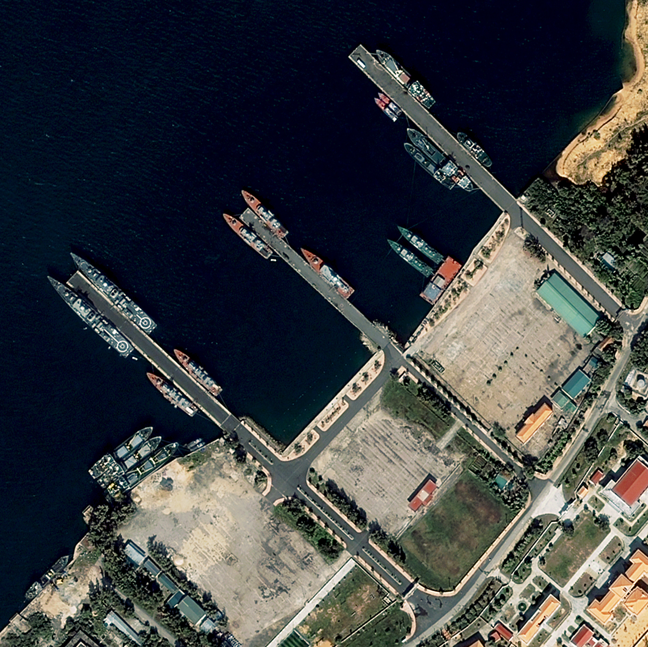 Поморската база Кам Ран во Виетнам, 2010 година.