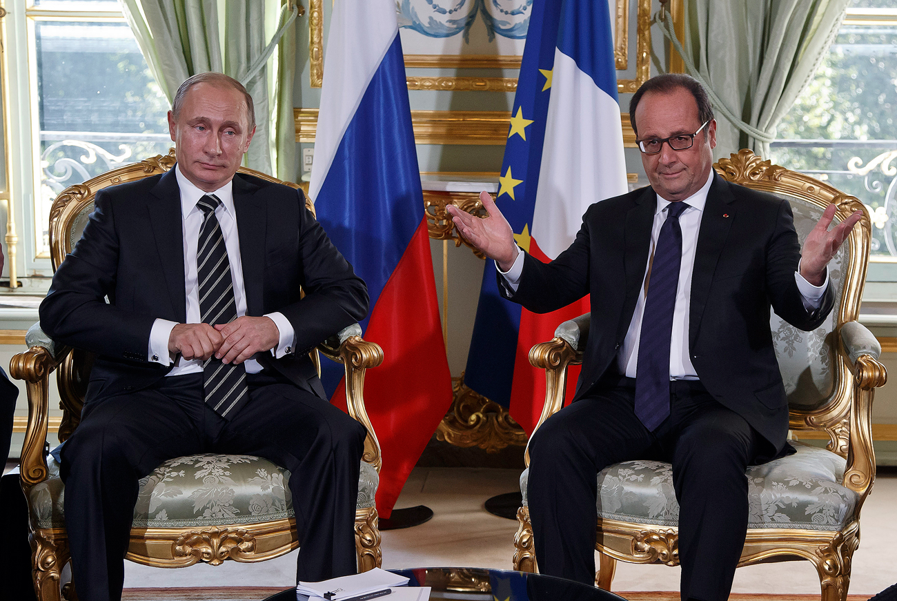 Le président russe Vladimir Poutine et le président français François Hollande au Palais de l'Elysée à Paris.