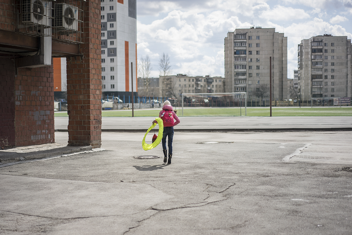 Marias Sportschule befindet sich in Tscheljabinsk, ihrer Heimatstadt am Rande des rohstoffreichen Ural-Gebirges. Die lokale Natur ist durch die Schwerindustrie stark verschmutzt.