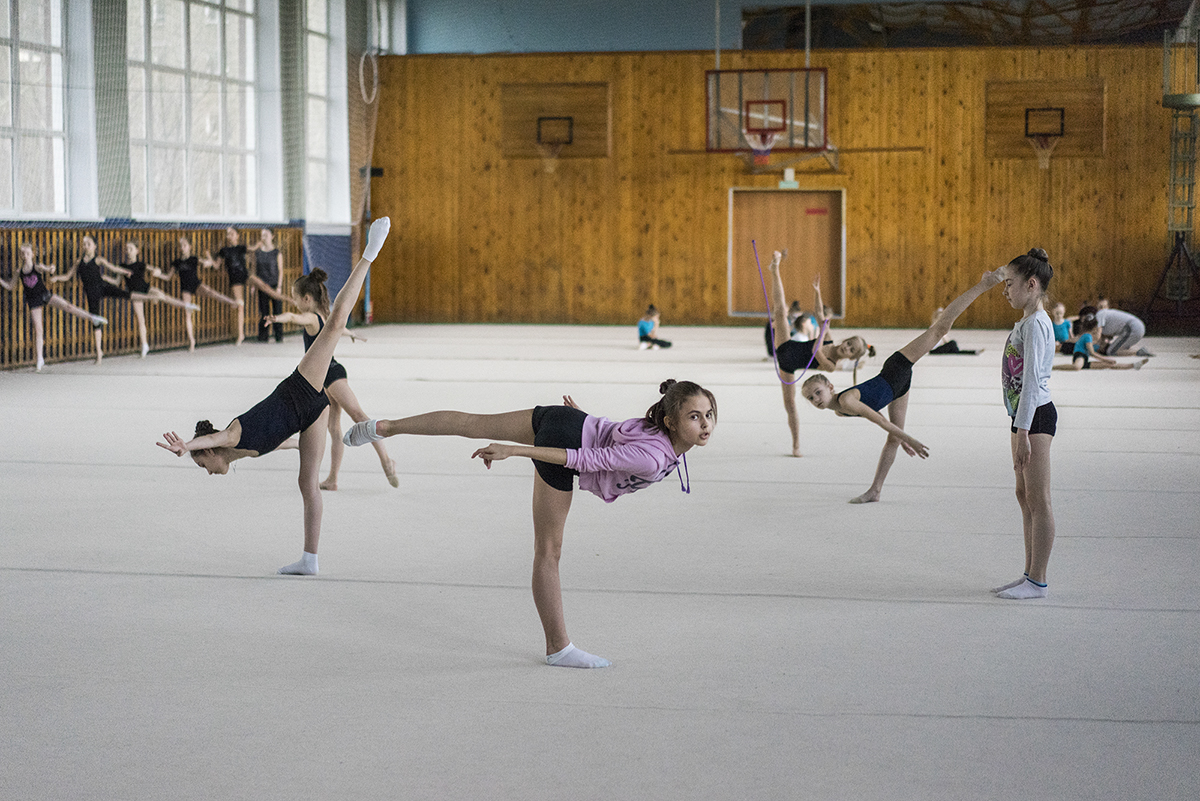 La ginnastica ritmica nasce dall’incontro elegante tra l’arte, la ginnastica e la danza. “È uno sport che mette in risalto la femminilità delle ragazze”, commenta la fotografa Maria Babikova