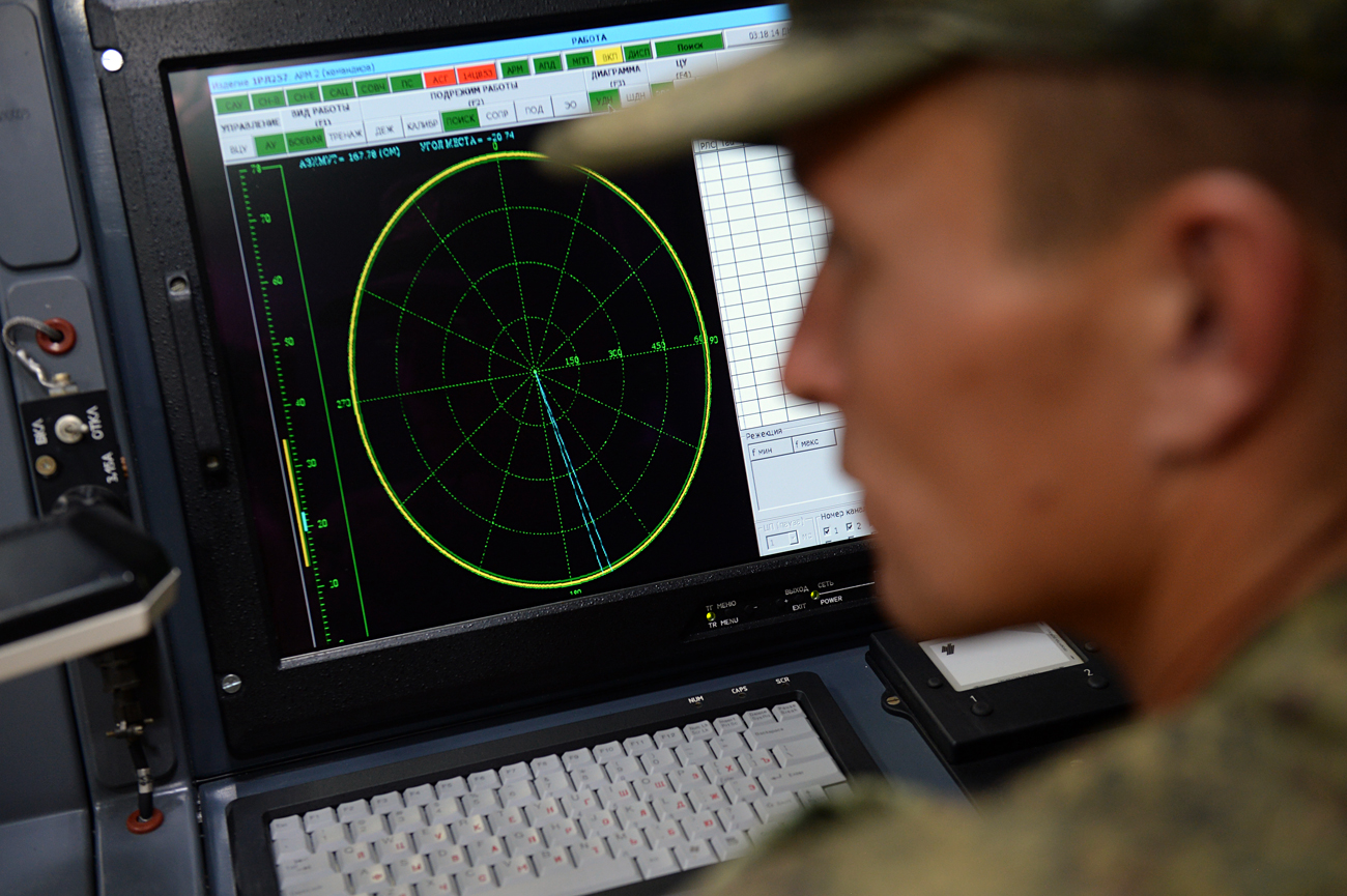 Latihan militer taktis melibatkan unit senjata radio-elektronik di Distrik Militer Pusat, pusat latihan Sverdlovsky, Rusia.