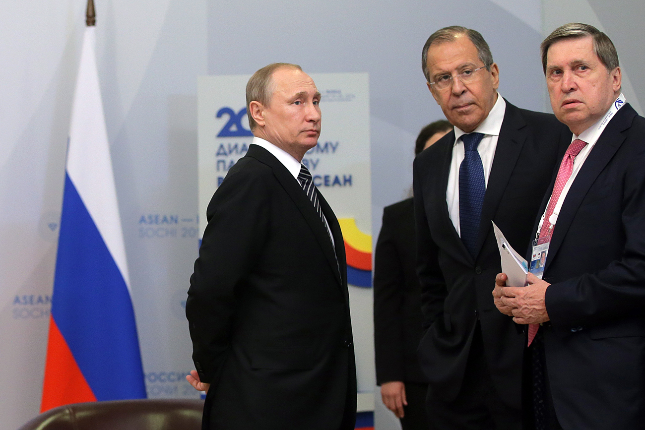 Владимир Путин, външният министър на Русия Сергей Лавров и съветникът Юрий Ушаков (вдясно).