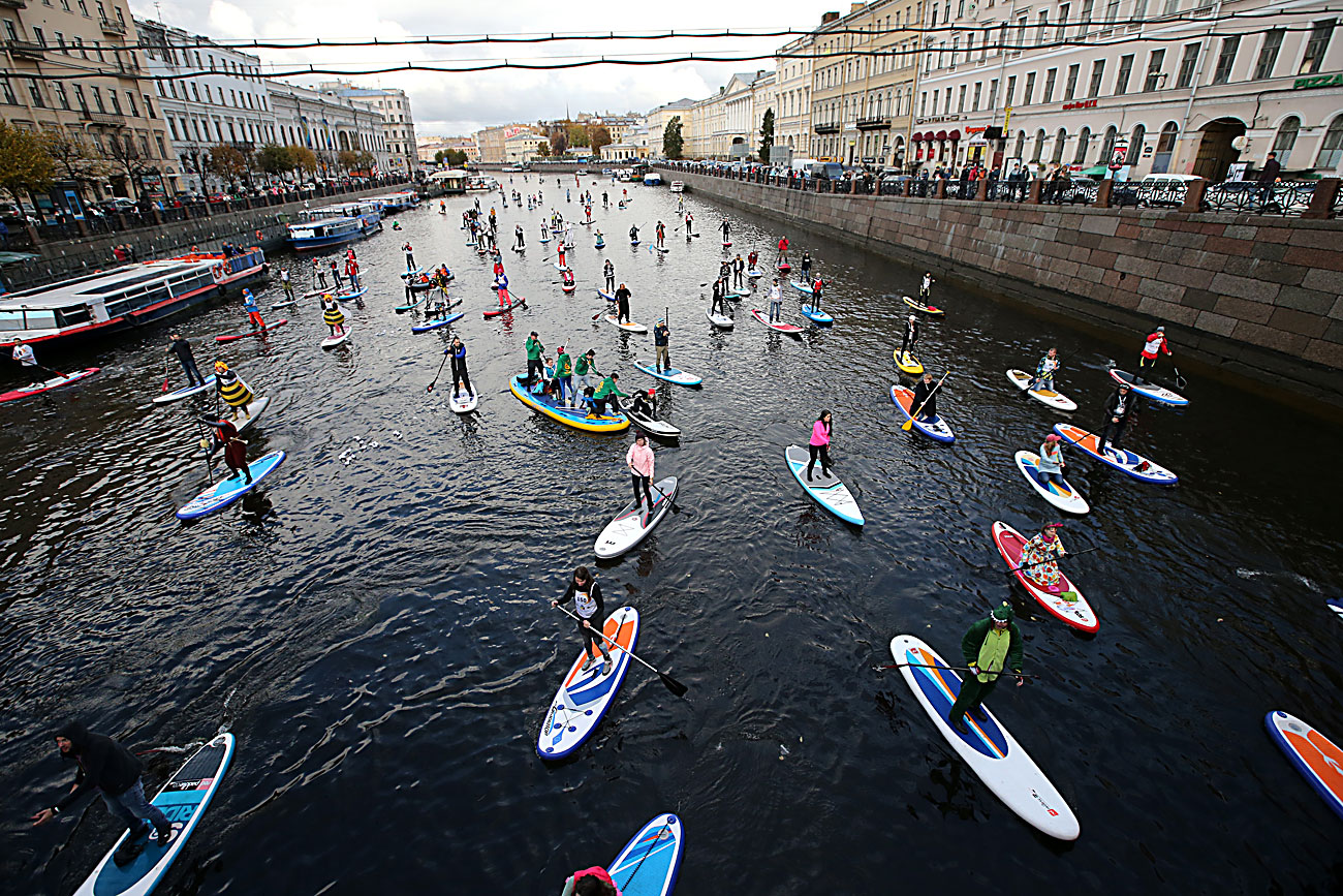 ST PETERSBURG, RUSSIA - OCTOBER 15, 2016: Participants in the 1st Stand up paddle surfing festival "Fontanka-SUP." 