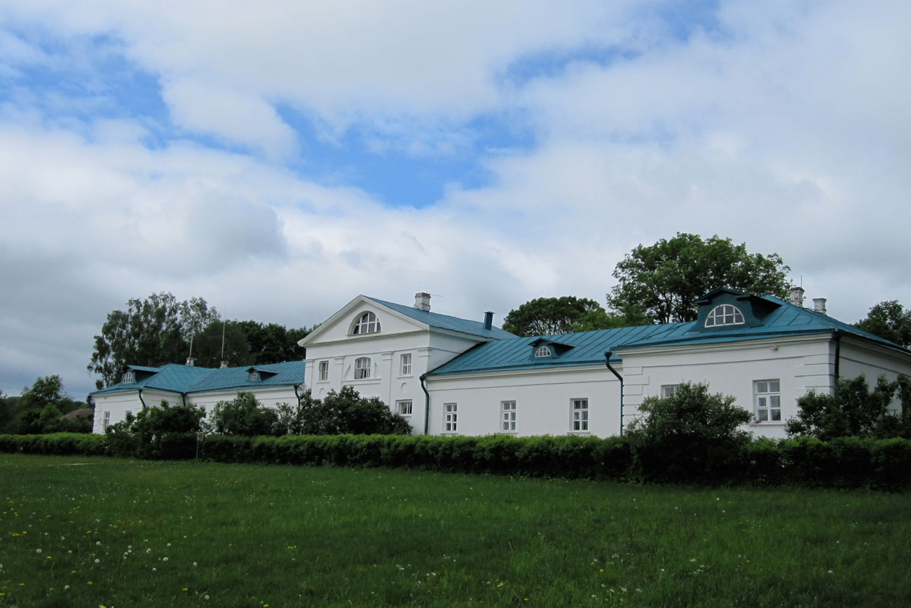 Княз Сергей, дядото на Толстой по майчина линия, купува земята през 1763 г. и строи тази елегантна къща на върха на хълма, най-старата сграда в имението.