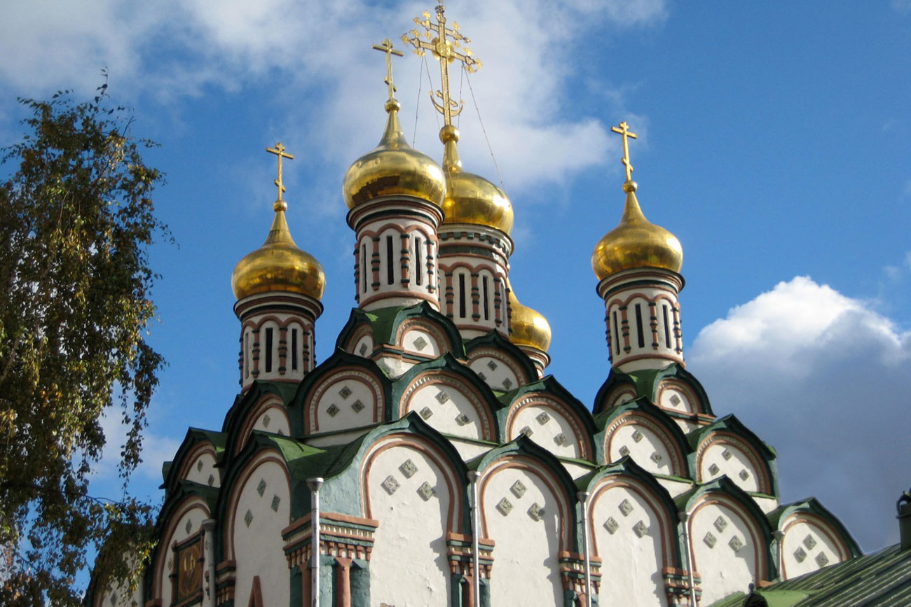Надолу по улицата е местната църква на Толстой – красивата "Св. Николай". Това е енорийска църква от 17 век, боядисана в червено, бяло и зелено.