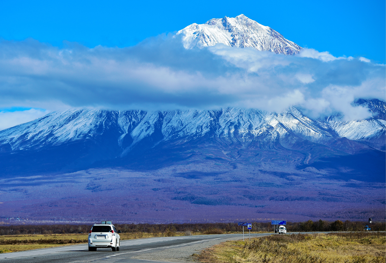 Toyota Land Cruiser Prado nedaleč od še delujočega vulkana Korjakski na Kamčatki, Rusija.