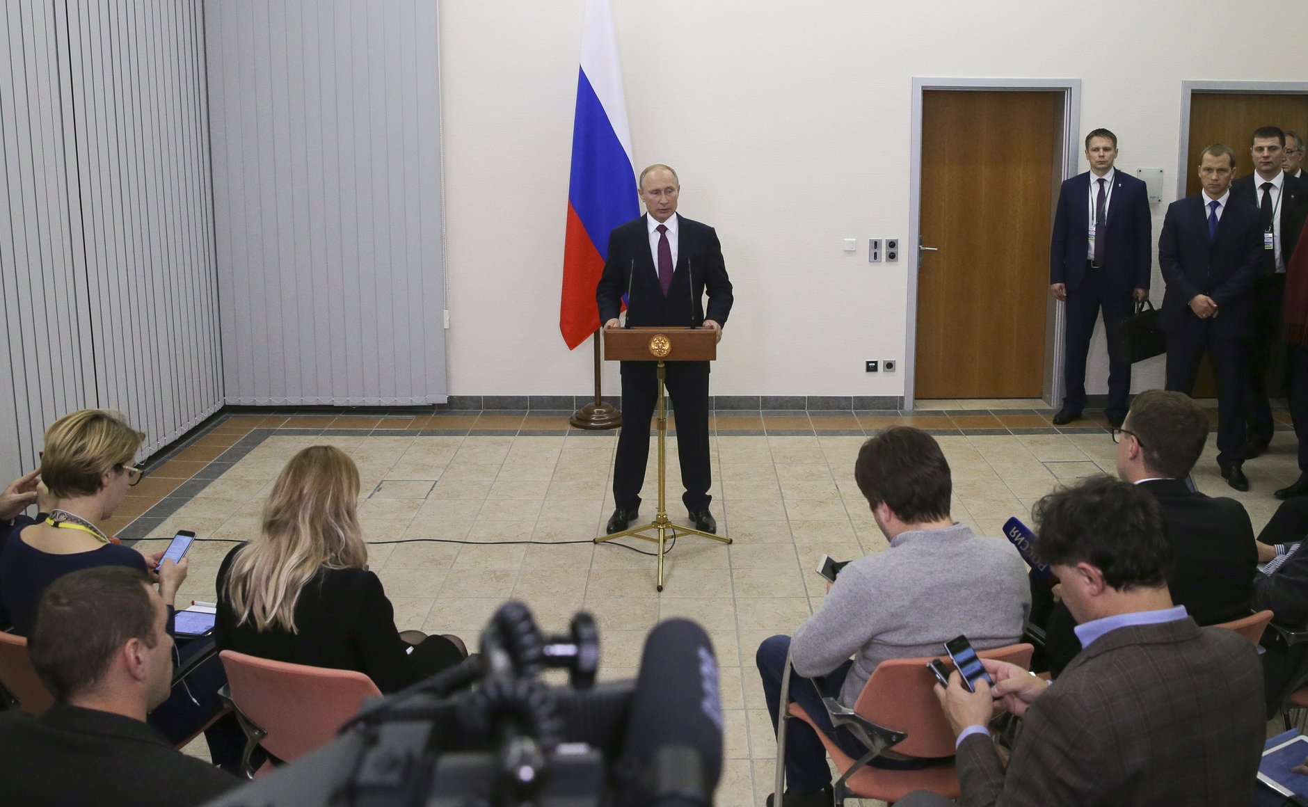 Presiden Rusia Vladimir Putin selama konferensi pers di Berlin, Jerman.