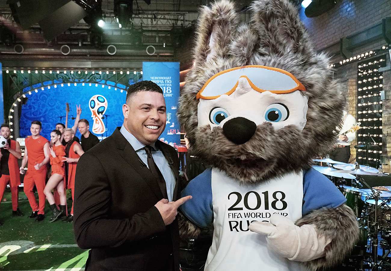 Maskot resmi Piala Dunia Rusia 2018, serigala bernama Zabivaka, berfoto dengan mantan pemain sepak bola Brasil Ronaldo, dalam acara televisi di Channel 1, Moskow, Rusia, Sabtu (22/10).