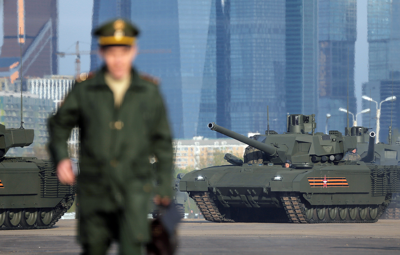 Tank T-14 Rusia dengan platform tempur universal Armata diparkir di lapangan sebelum latihan untuk parade Hari Kemenangan, di Moskow, Rusia.