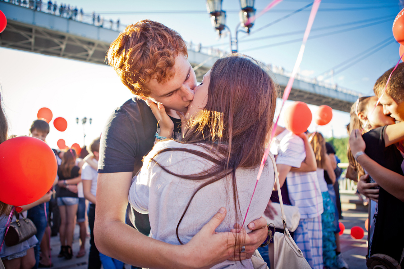 Двойка се целува по време на флашмоб по повод Международния ден на целувките в Тюмен.