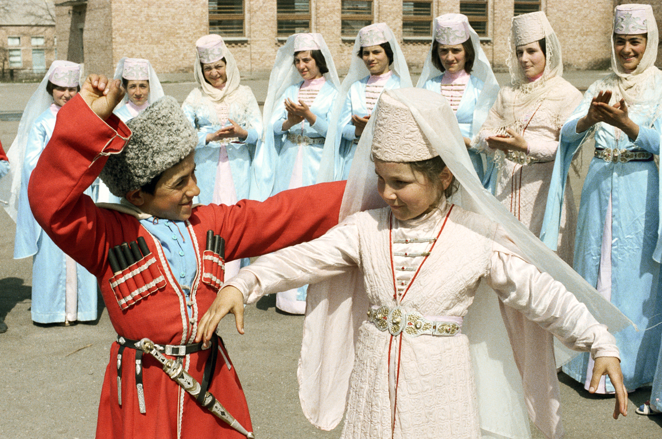 Dua orang muda-mudi dari desa Dzuarikau menampilkan tarian di konser cerita rakyat. Republik Osetiya Utara-Ala, Rusia.