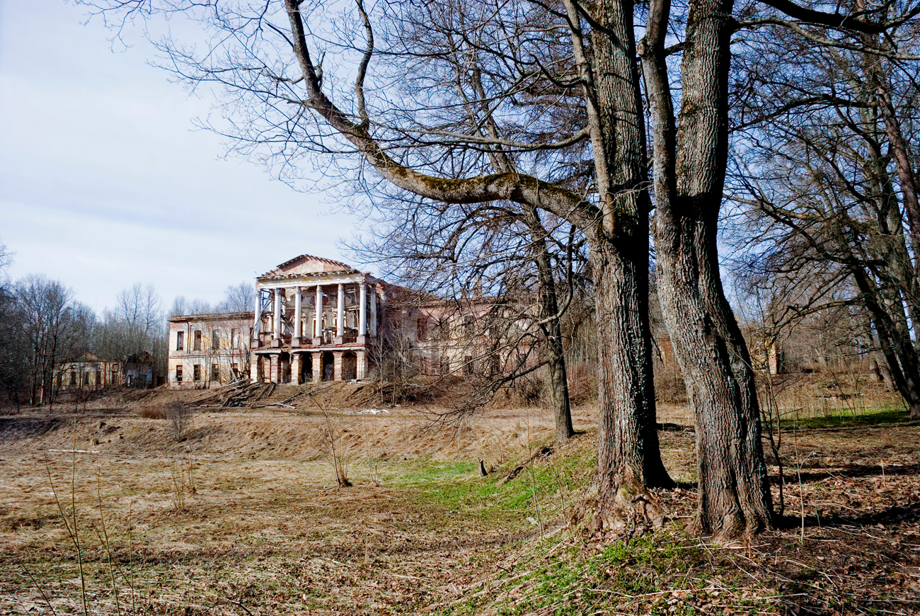 Trotz der Tatsache, dass das Palast-Park-Ensemble in Ropscha seit 1990 auf der Liste des Unesco-Weltkulturerbes steht und ein Denkmal von föderaler Bedeutung ist, handelt es sich bei einem Großteil der Objekte um Ruinen.