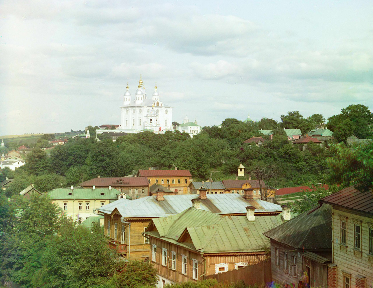 Lo zar Nicola II era un grande appassionato di fotografia a colori e grazie al suo aiuto Prokudin-Gorskij ottenne i finanziamenti necessari per realizzare dei reportage a colori in diversi angoli del Paese // Cattedrale della Dormizione, Smolensk