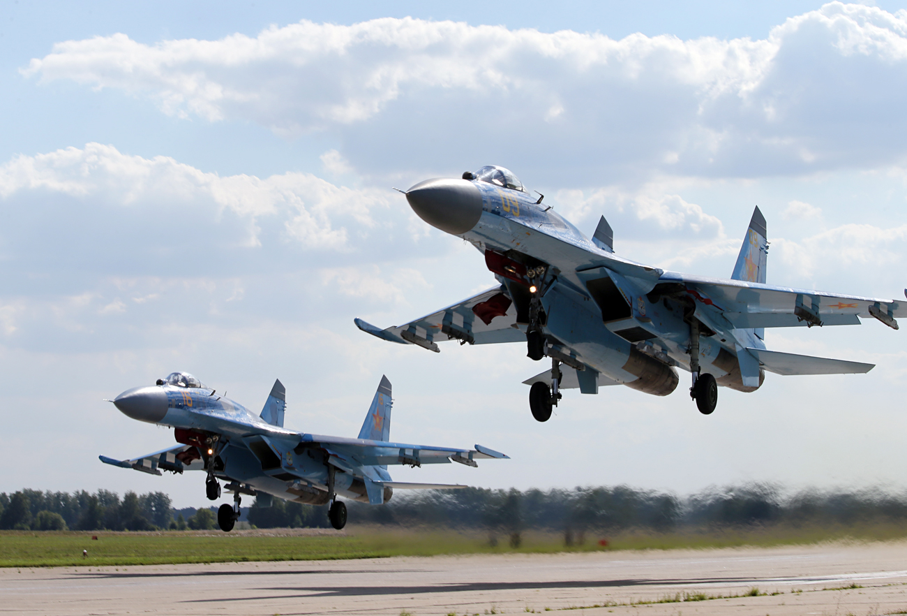 Ловци „Сухој“ Су-35 во текот на пробата за авиошоуто на „Авиадартс-2016“ во воздухопловната база Дјагилево. 5 август 2016, Рјазањ, Русија.
