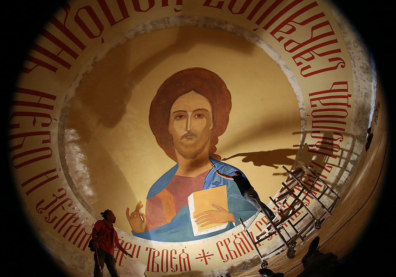 Painting the dome and the walls in the upper church of the Cathedral of Christ the Saviour in Kaliningrad.