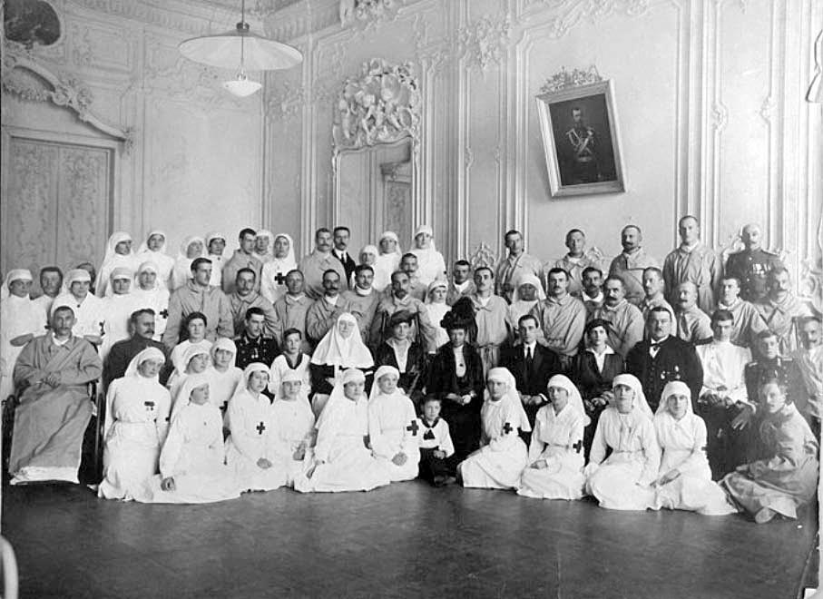 L’impératrice douairière, sa fille Ksenia Alexandrovna Romanova et les ducs Ioussoupov parmi des employés d’un hôpital de Kiev et leurs patients