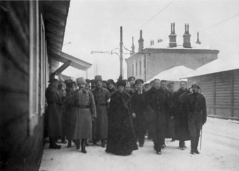 Maria Fiodorovna avec des officiers et des employés de la Croix Rouge