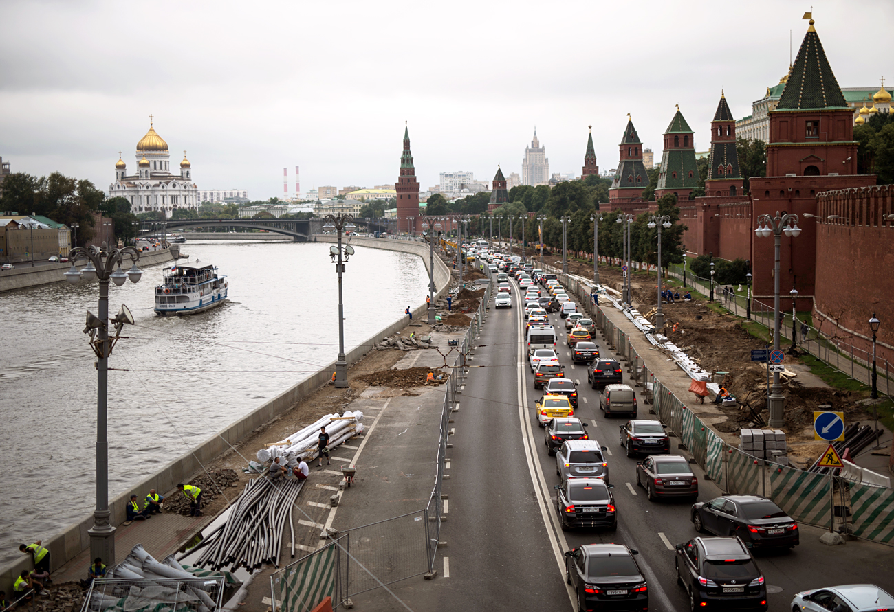 Moscow is now busy freeing itself of vehicles, whereas previously it seemed that “one could expand the roads indefinitely.”