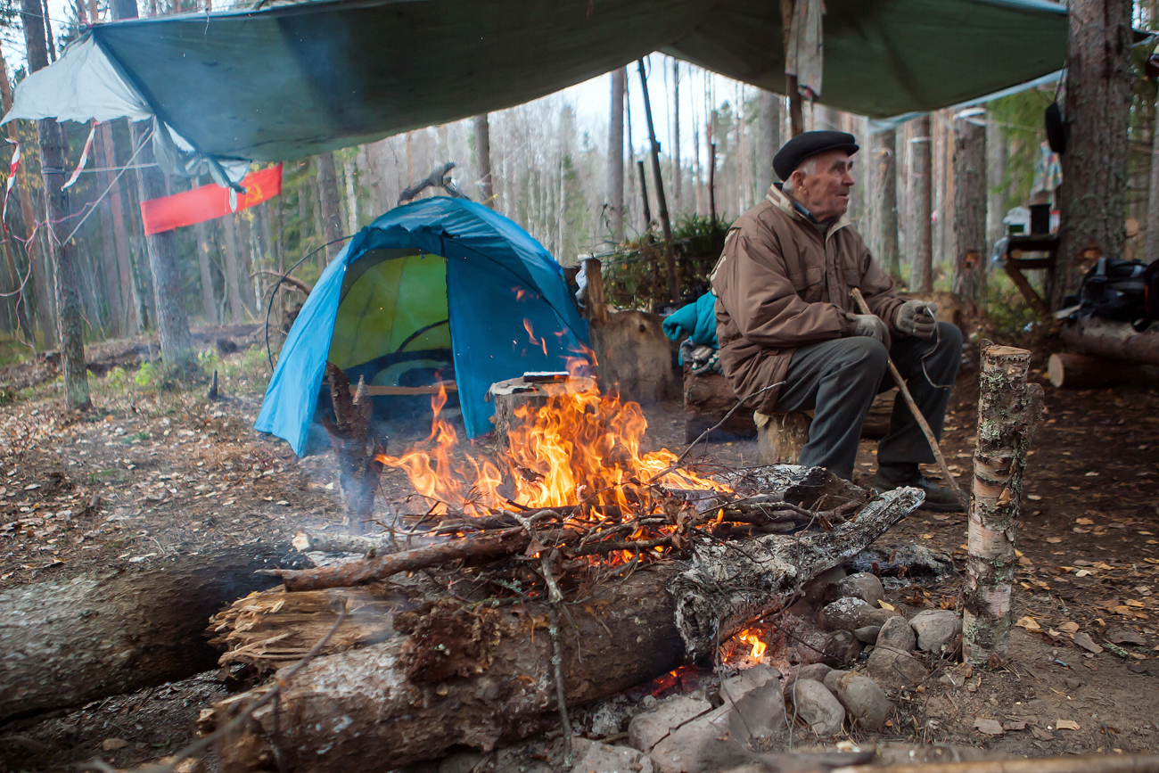 Vasilij Diykov, uno degli anziani di Suna che da mesi difende il bosco dalle ruspe.