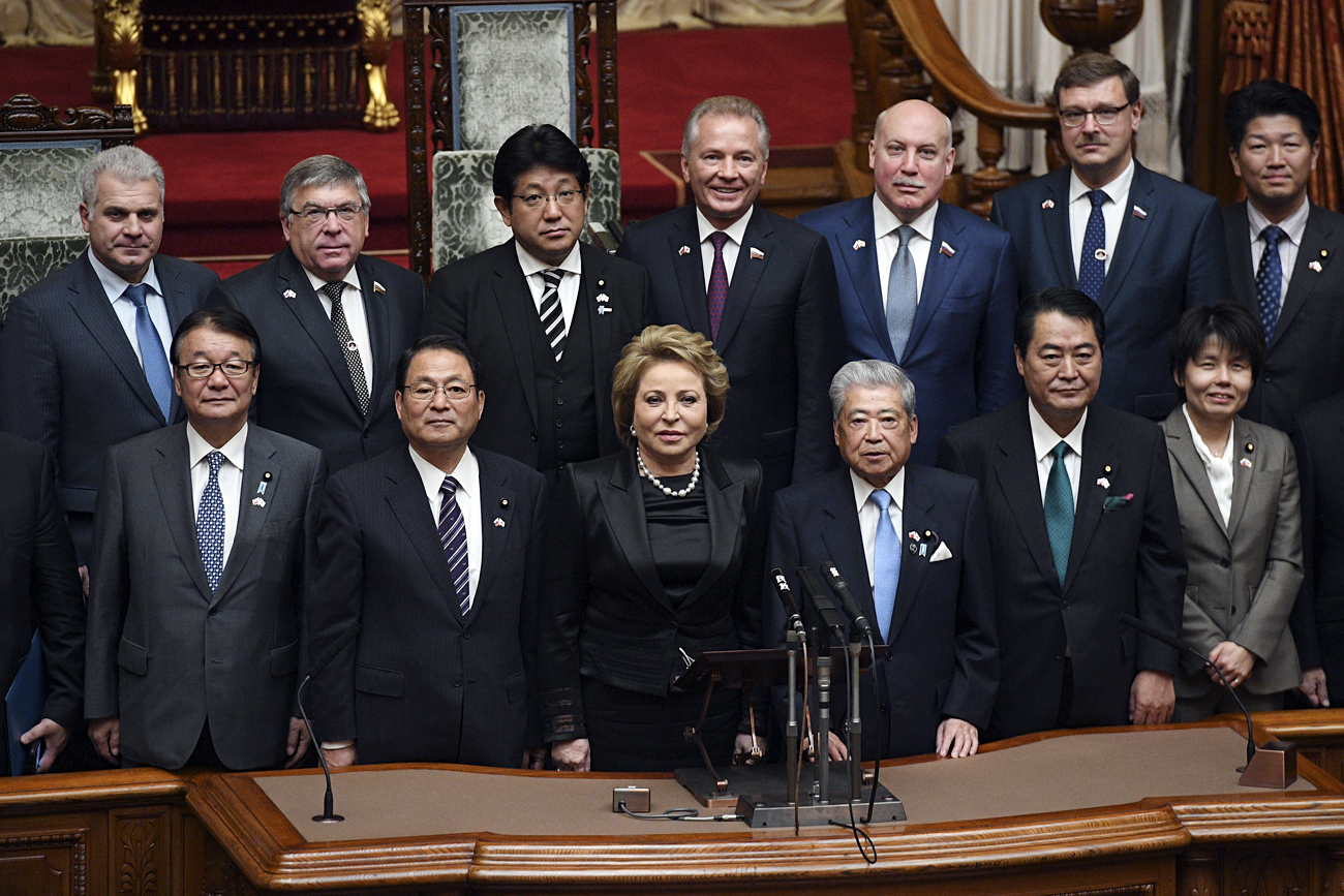 日本の参議院で、ロシア上院（連邦会議）のヴァレンチナ・マトヴィエンコ議長（前列、中央）率いる代表団が、日本の国会議員と集合写真。前列右から3番目は伊達忠一参議院議長。＝