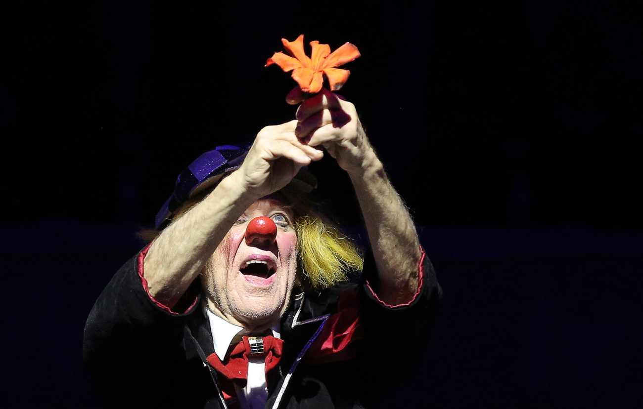 Il clow Oleg Popov durante uno spettacolo.