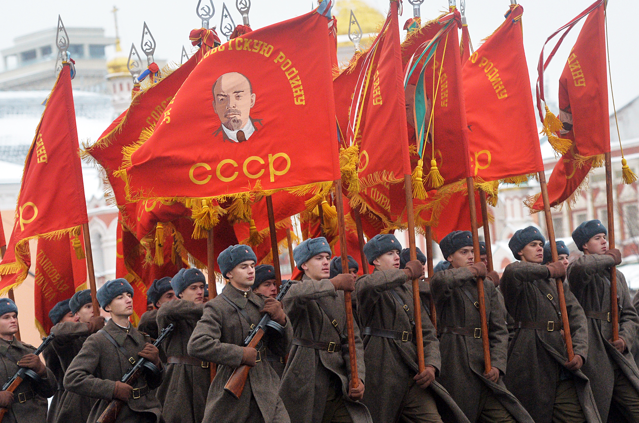 Войници в униформи на Червената армия по Червения площад в Москва.