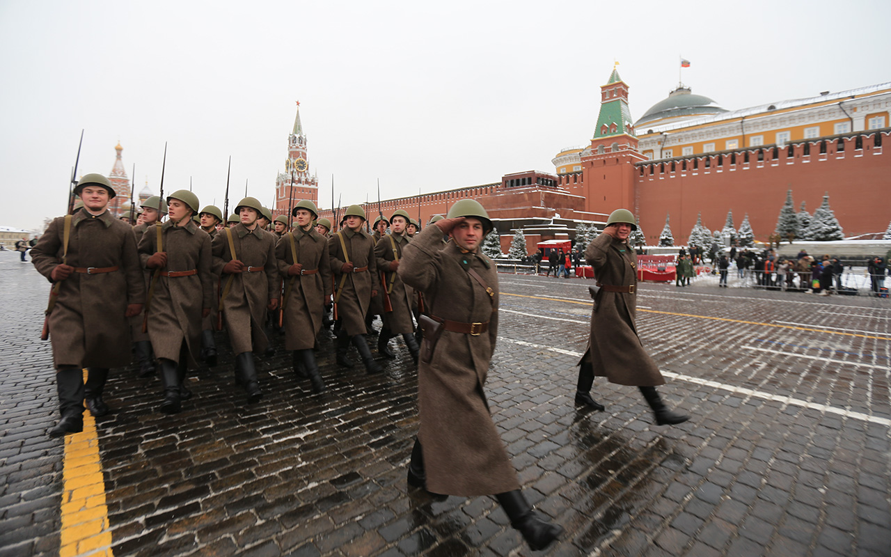 Plus de 5 000 personnes ont défilé sur la place principale de Moscou.