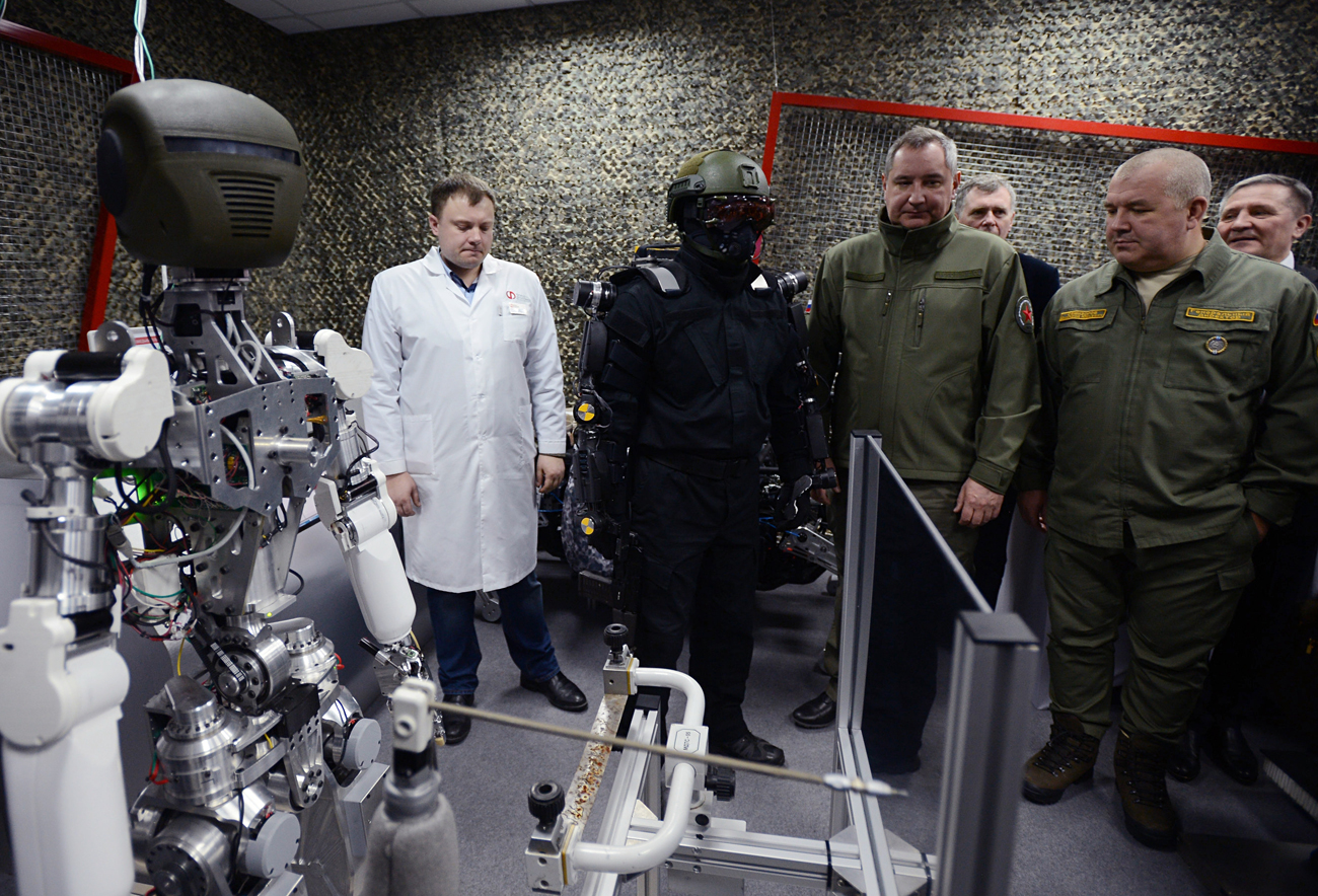 Вицепремиерът на Русия Дмитрий Рогозин (вторият отдясно на първия ред) на представянето на робота в Климовск, Московска област. 