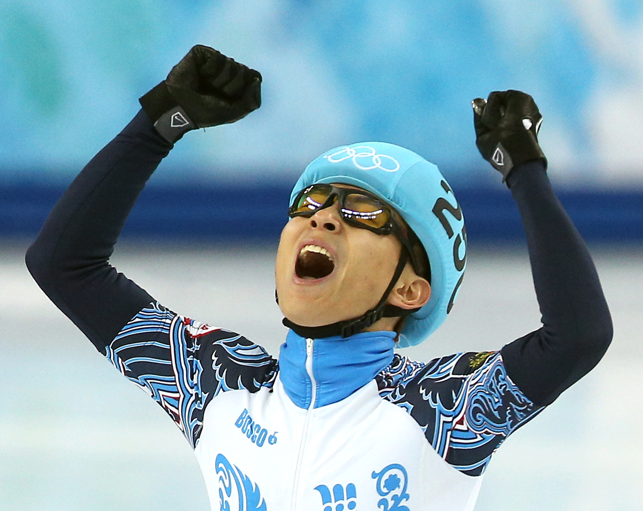 Viktor An, pattinatore di short track sudcoreano naturalizzato russo, celebra la vittoria della medaglia d'oro alle Olimpiadi di Sochi. 