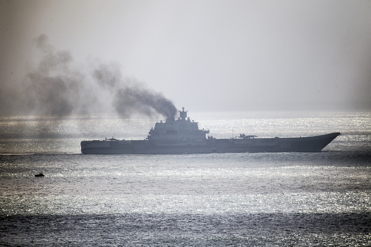 Kapal induk Rusia Laksamana Kuznetsov melewati Selat Inggris pada 21 Oktober 2016 di dekat Dover, Inggris. Armada Angkatan Laut Rusia tengah menuju ke Mediterania timur untuk mendukung kampanye militer Rusia di Suriah.