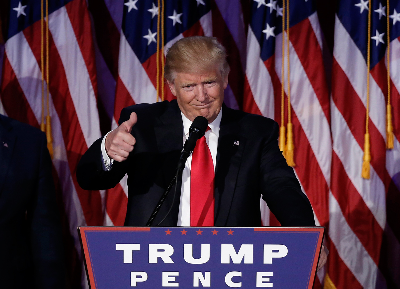 Presiden terpilih AS Donald Trump menyambut para pendukungnya di Manhattan, New York, AS, 9 November 2016. 