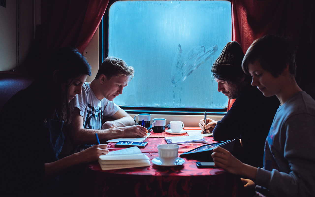 TransLit inicijativa, program boravka britanskih umjetnika u Rusiji pod pokroviteljstvom Britanskog vijeća tijekom Godine jezika i književnosti Velike Britanije i Rusije, organizirala je putovanje grupe umjetnika jednom od najpoznatijih pruga na svijetu.