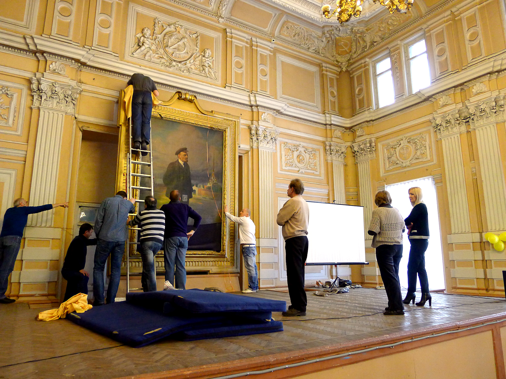 Bei der Restaurierung entdecken Experten ein Bild von Zar Nikolaus II.