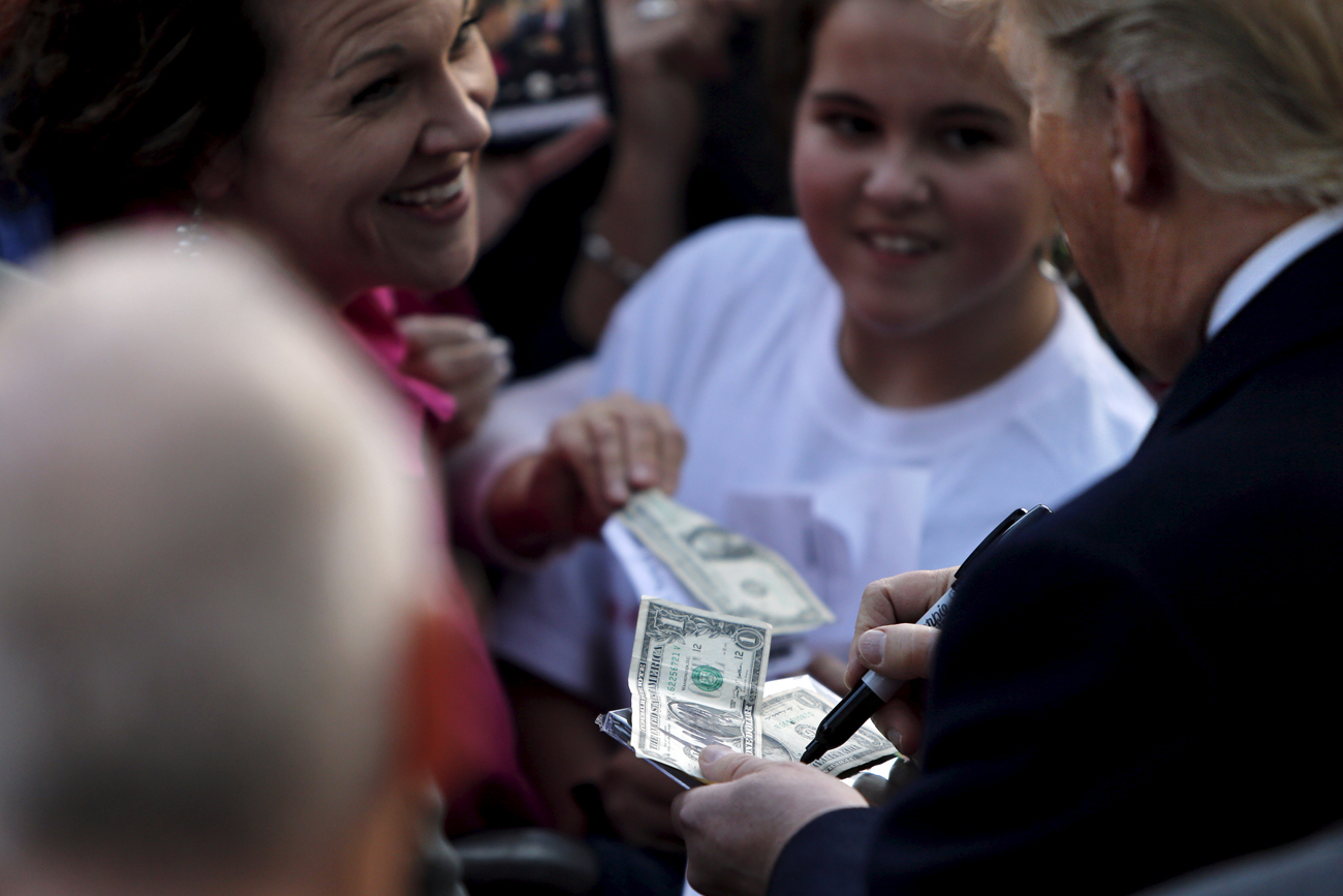Der kommende US-Präsident Donald Trump signierte im Februar 2016 in Walterboro, South Carolina, Ein-Dollar-Banknoten für seine Anhänger.
