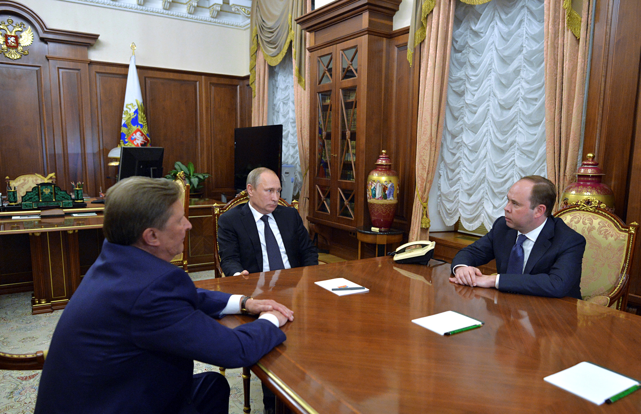 ウラジーミル・プーチン大統領（中央）、セルゲイ・イワノフ大統領特別代表（左側）、アントン・ワイノ大統領府長官＝