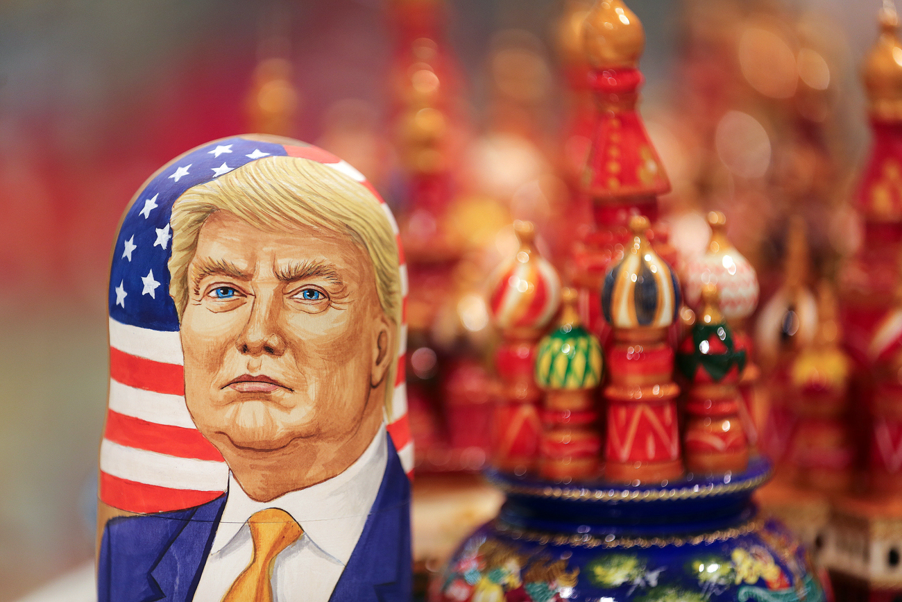 Boneka matryoshka Donald Trump diletakan di samping suvenir miniatur katedral di Moskow, Rusia.