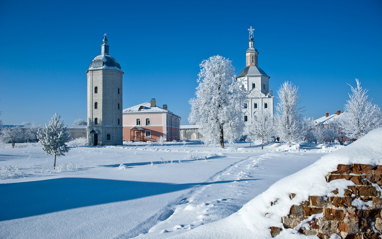 Svensky Monastery, located at the confluence of the Desna and Sven Rivers, is three miles from the city of Bryansk. According to legend, it was founded by Count Roman Mikhailovich in 1288.